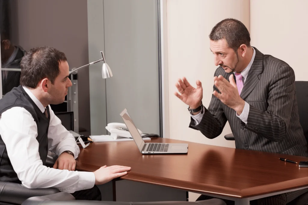 Manager et collaborateur échangeant sur les conditions de travail et l’organisation lors d’un entretien pour mesurer la QVT