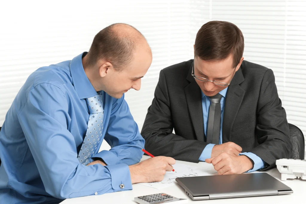 Manager et salarié en entretien professionnel sur les conditions de travail