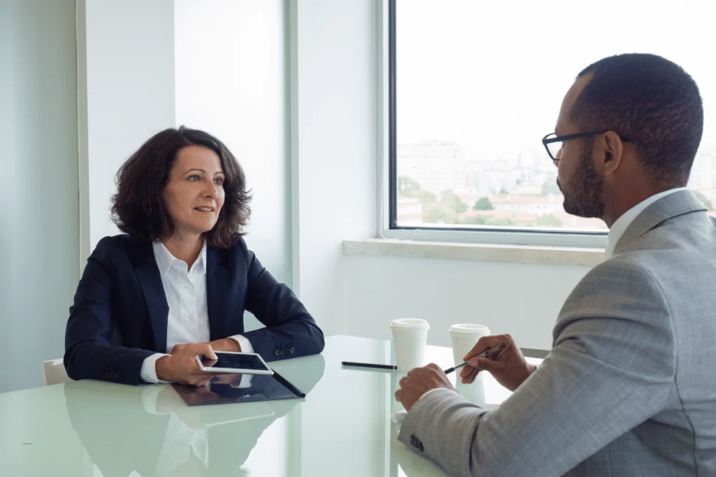 Responsable RH accompagnant un manager dans un bureau lors d’un échange professionnel sur le management de la diversité