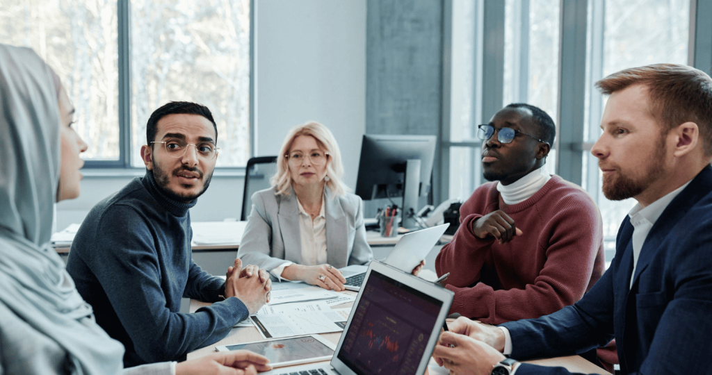 Équipe diverse en réunion — management des diversités et inclusion en entreprise