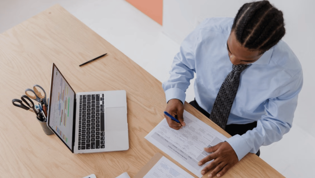 Un professionnel RH annote un tableau de bord pour le turnover : calcul des entrées, des sorties et de l'effectif moyen